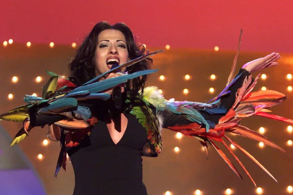 Η Dana International στη σκηνή της Eurovision με φτερωτό ένδυμα.