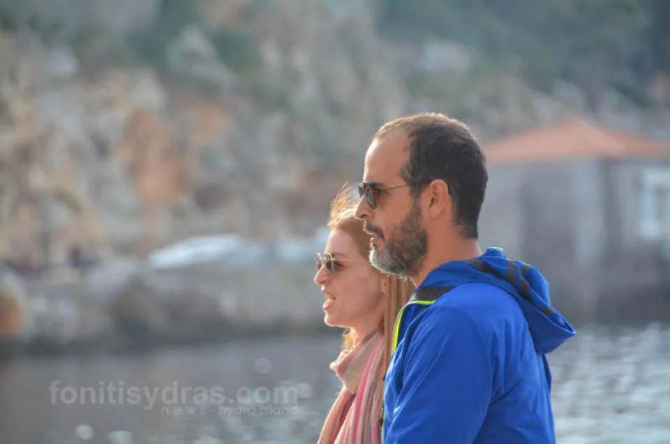 Ένας άνδρας και μια γυναίκα με γυαλιά ηλίου σε εξωτερικό χώρο στην Ύδρα.