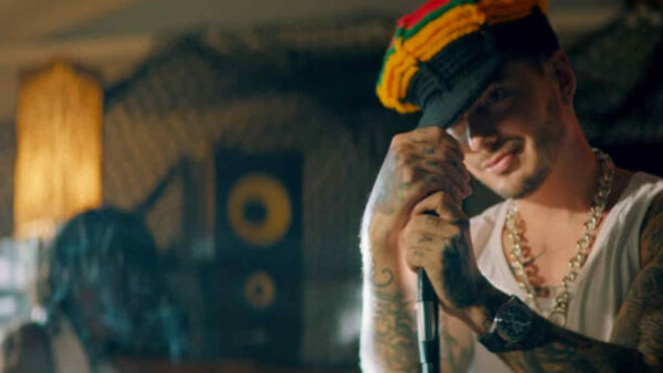 Στο video clip “Ambiente” ο J Balvin πάει να μπει ανάμεσα σε 2… γυναίκες!
