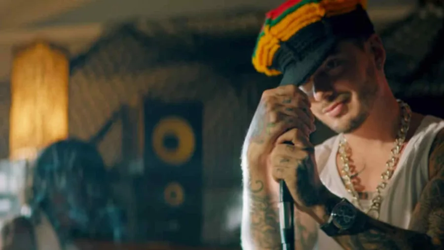 Μια γυναίκα απορρίπτει τον J Balvin στο νέο του βίντεοκλιπ