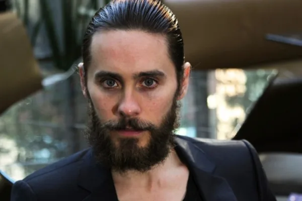 Ο Jared Leto με μακριά γενειάδα και πιασμένα μαλλιά.