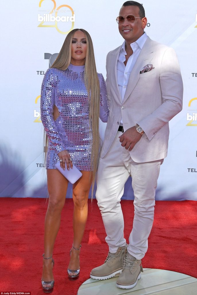 Jennifer Lopez Στο κόκκινο χαλί με μαλλιά μέχρι το γόνατο