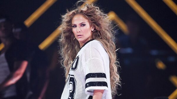 Η Jennifer Lopez πιο sexy από ποτέ ποζάρει με ανοιχτά πόδια… χωρίς εσώρουχο 🔥