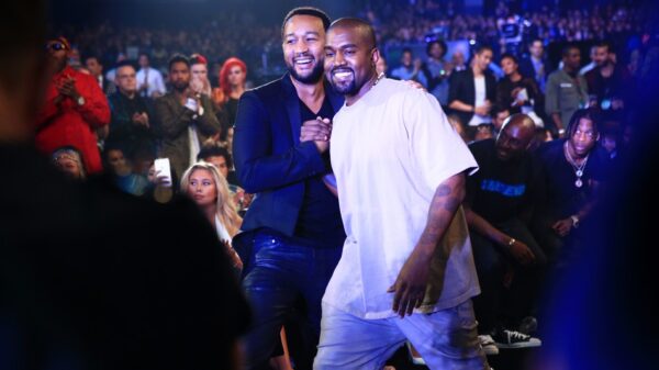 Ο John Legend προσπαθεί να συνετίσει τον Kanye για το παραλήρημα υπέρ του Trump και αυτός ανεβάζει τα μηνύματα στο Twitter!