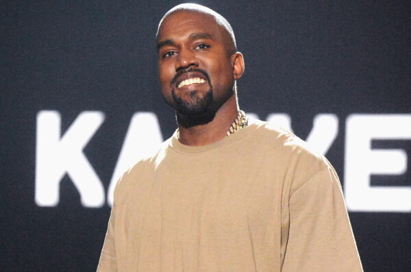 Ο Kanye επέστρεψε στο Twitter και αποκάλυψε ότι θα κάνει τατουάζ το όνομα του γιου του στο λαιμό!