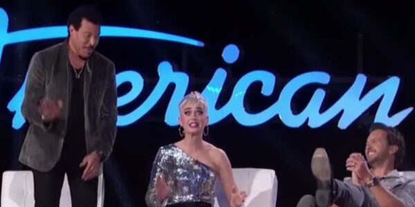 Το παντελόνι της Katy Perry σκίστηκε live στο American Idol!