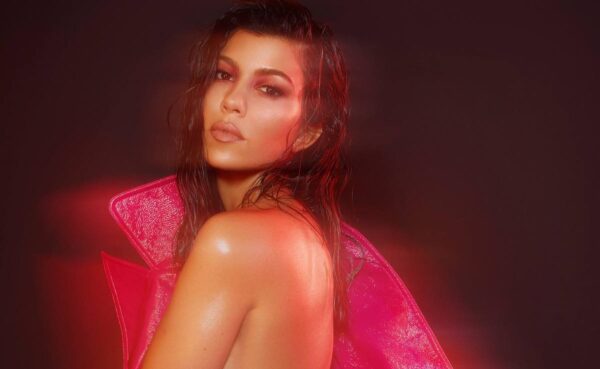 Η Kourtney Kardashian γιόρτασε τα γενέθλια της με μια ΟΛΟΓΥΜΝΗ φωτογράφιση!