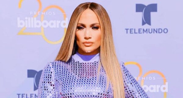 Jennifer Lopez: Στο κόκκινο χαλί με μαλλιά μέχρι το γόνατο!
