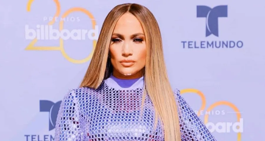 Jennifer Lopez Στο κόκκινο χαλί με μαλλιά μέχρι το γόνατο