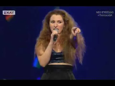 Τραγουδίστρια στη σκηνή του The Voice