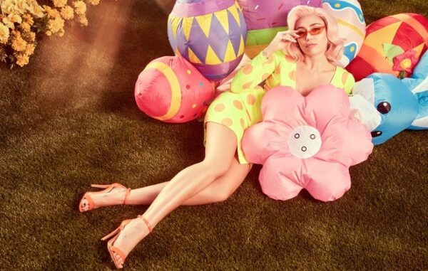 Η Miley Cyrus ντύνεται “Πάσχα” από την κορφή ως τα νύχια σε νέα φωτογράφιση