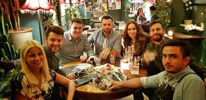 Παίκτες και κριτές του MasterChef σε βραδινή έξοδο σε εστιατόριο.