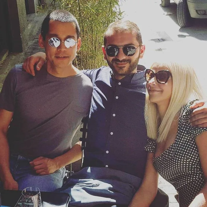 Τρεις παίκτες του MasterChef κάθονται σε εξωτερικό χώρο.