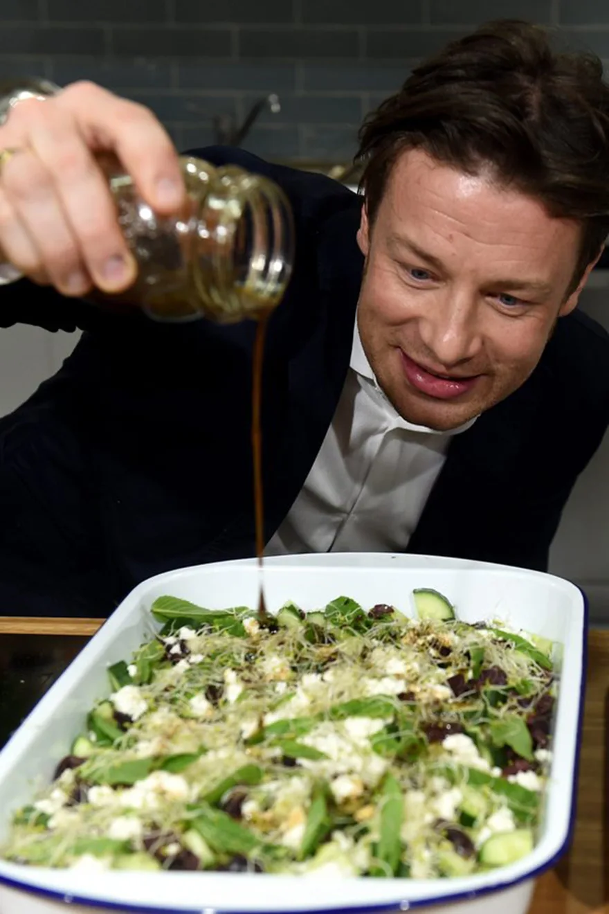 Ο Βρετανός σεφ Jamie Oliver σε εκδήλωση μαγειρικής, ο οποίος θα συμμετάσχει στον τελικό του MasterChef Greece.