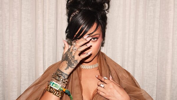 Με διάφανο outfit, χωρίς σουτιέν η Rihanna στο Coachella! (ΦΩΤΟ)