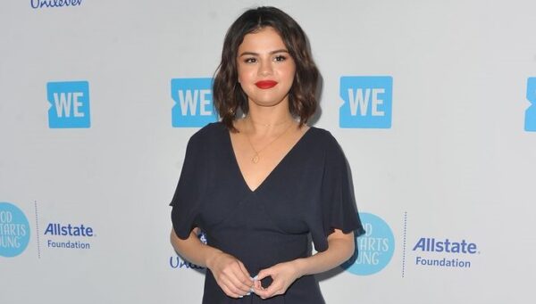 Η Selena Gomez και τα περίεργα τακούνια της ξαναχτυπούν!