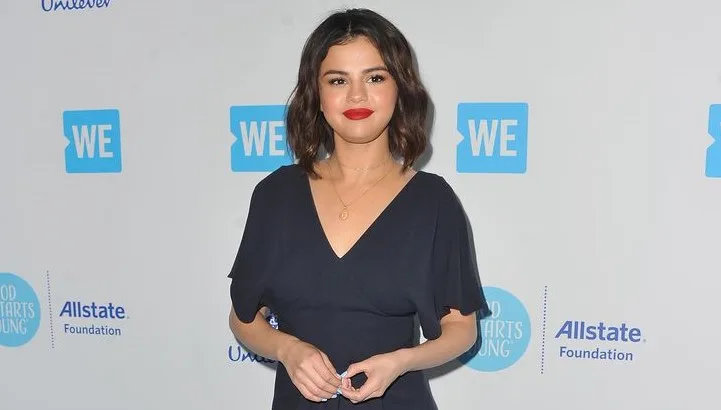 περίεργα παπούτσια της Selena Gomez