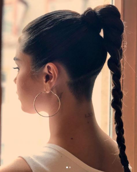 Η Selena Gomez με undercut κούρεμα και μακριά πλεξούδα.