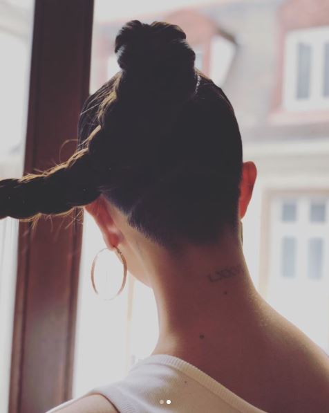 Η Selena Gomez με ξυρισμένο το πίσω μέρος του κεφαλιού της.