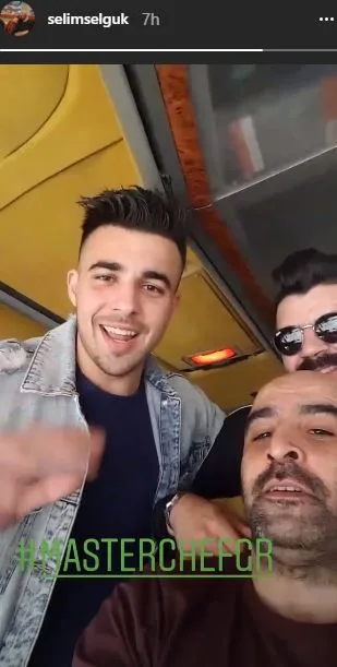 Ο Κωνσταντίνος Συμεωνίδης και άλλοι παίκτες του MasterChef σε λεωφορείο.
