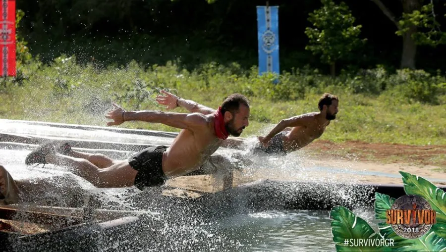 Δύο παίκτες του Survivor 2018 βουτούν στο νερό κατά τη διάρκεια αγωνίσματος.