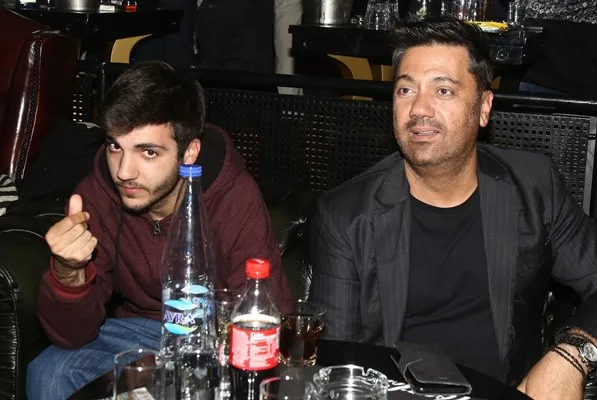 Ο Γιώργος Θεοφάνους με τον γιο του σε βραδινή έξοδο.