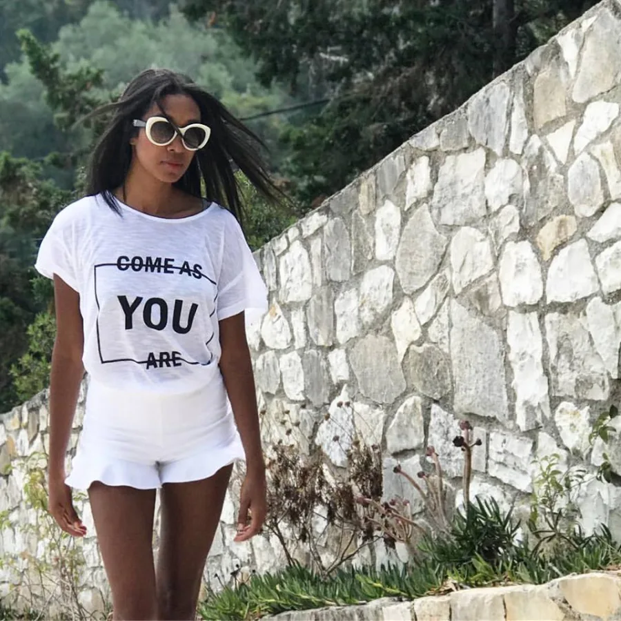 Η Ινδή σύντροφος του Θοδωρή Θεοδωρόπουλου με λευκό σύνολο.