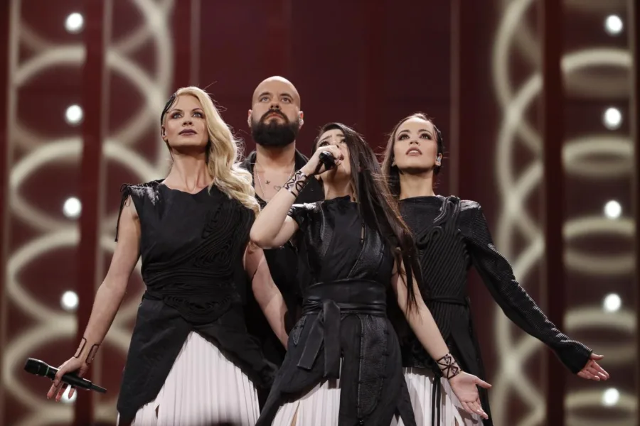 Συγκρότημα στη σκηνή της Eurovision 2018