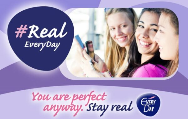 Σε έναν κόσμο που απογειώνει το fake η EveryDay απευθύνεται στα νέα κορίτσια και τους λέει “Stay #RealEveryday”