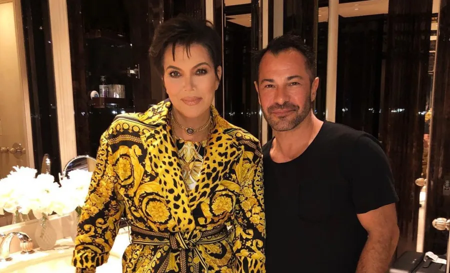 Η Kris Jenner με κίτρινο Versace μπουρνούζι δίπλα σε έναν άνδρα.