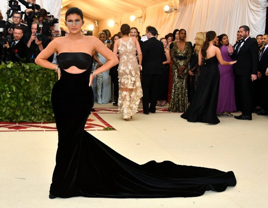 Η Kylie Jenner με μαύρη τουαλέτα στο Met Gala 2018.
