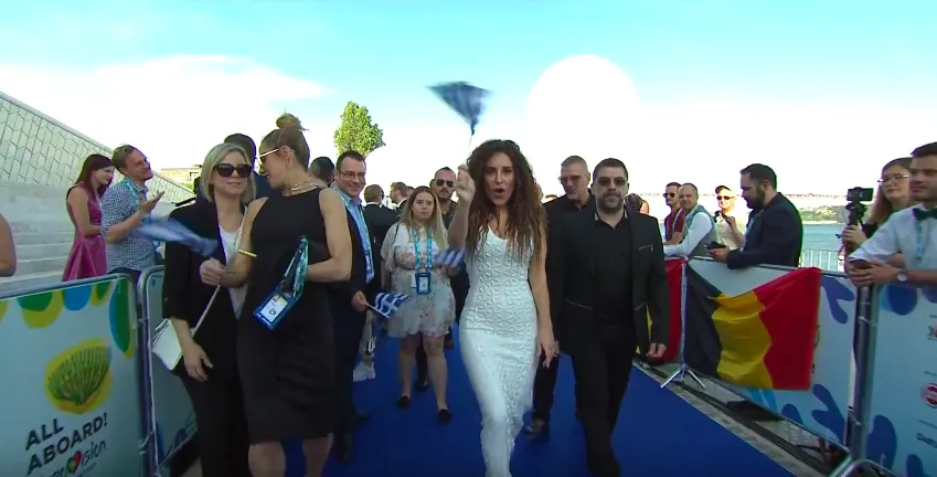 Η Γιάννα Τερζή στο μπλε χαλί της Eurovision 2018 στη Λισαβόνα.