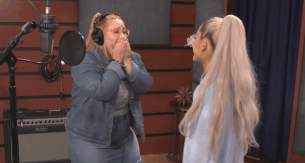 Η Ariana Grande ήταν καλεσμένη στην εκπομπή του Jimmy Fallon και έκανε έκπληξη σε φαν της!
