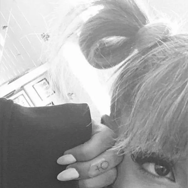 Ariana Grande έκανε ασορτί τατουάζ