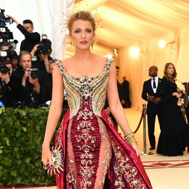 Η Blake Lively στο Met Gala 2018 με εντυπωσιακή μπορντό και χρυσή τουαλέτα.