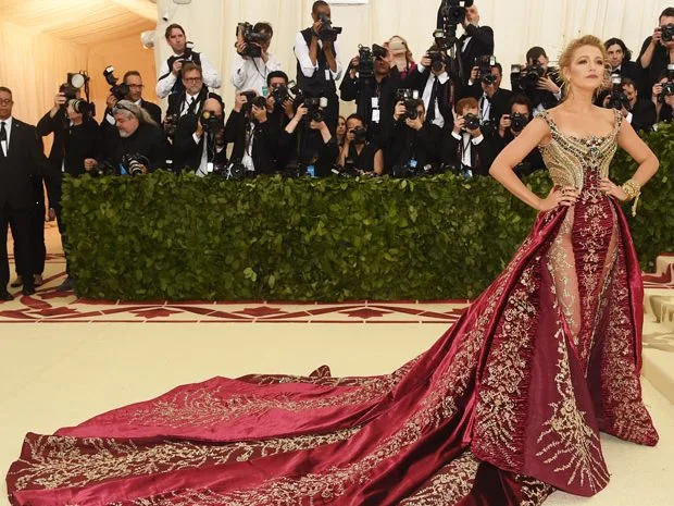 Η Blake Lively με εντυπωσιακή εμφάνιση στο Met Gala 2018 στη Νέα Υόρκη.