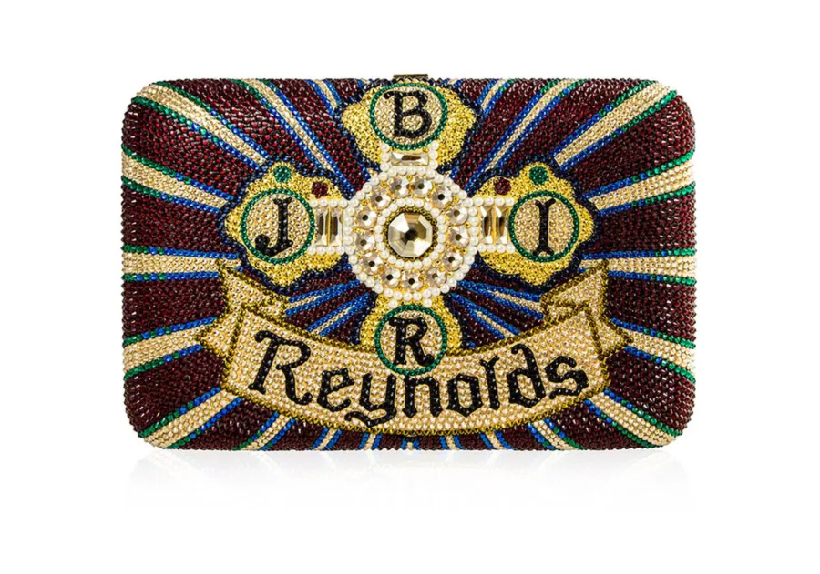 Κεντημένο τσαντάκι clutch με τα αρχικά της οικογένειας της Blake Lively.