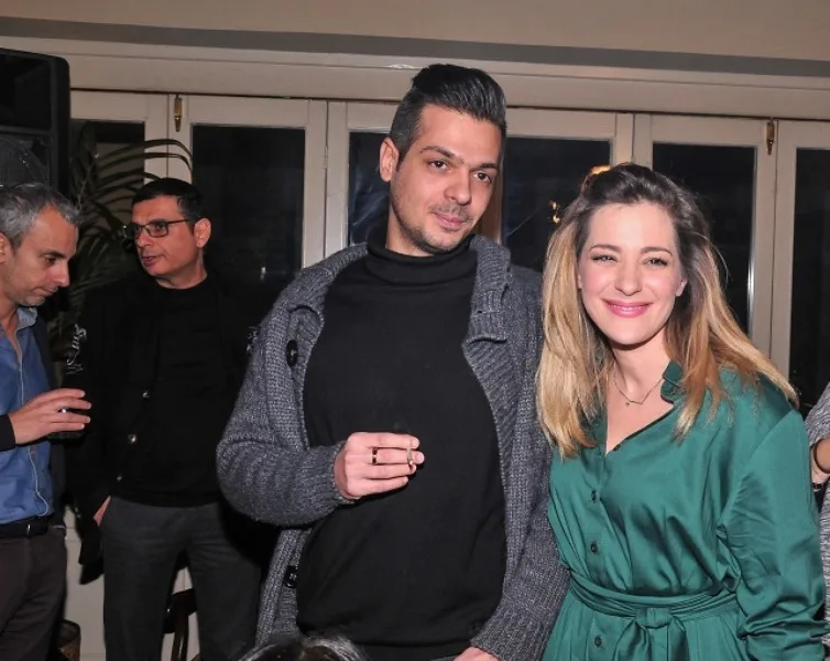 Η Νατάσσα Μποφίλιου με έναν άνδρα σε εσωτερικό χώρο.