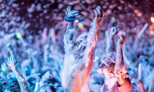 Έρχεται το πρώτο foam party στην Ελλάδα – Μάθε για τη μόδα που ξεκίνησε από την Ίμπιζα