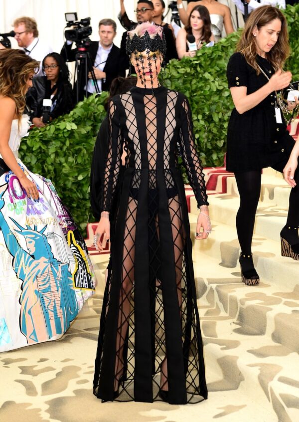 Η Cara Delevingne με μαύρο διχτυωτό φόρεμα και κάλυμμα προσώπου στο Met Gala 2018.