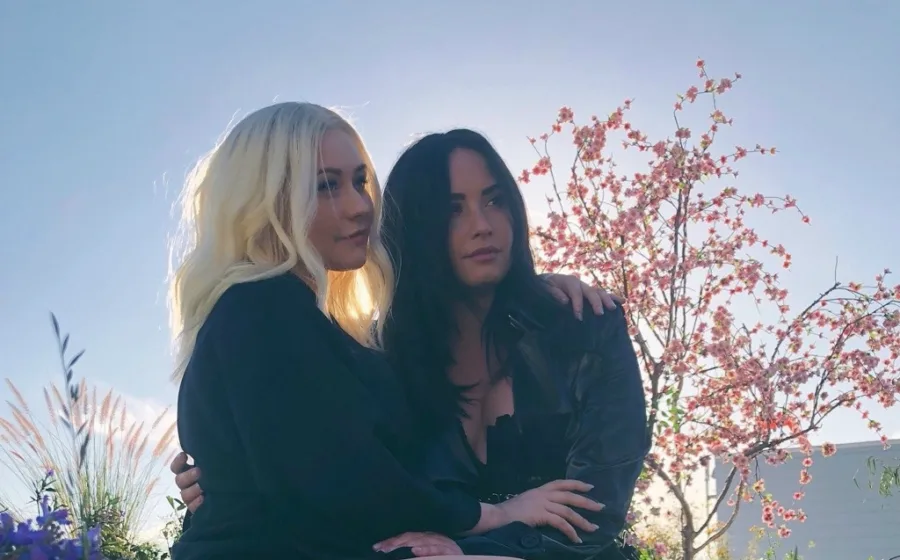Fall in Line videoclip