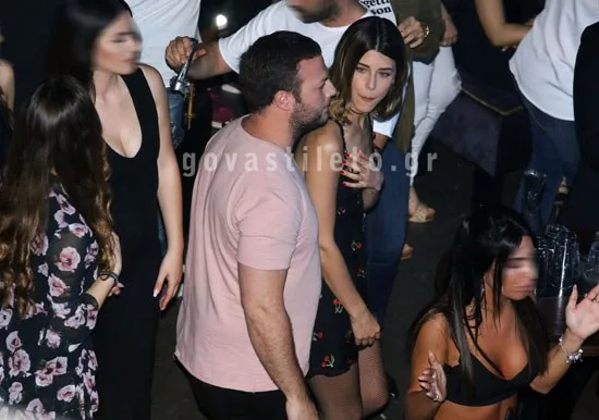 Η Demy με τον σύντροφό της σε νυχτερινή έξοδο.