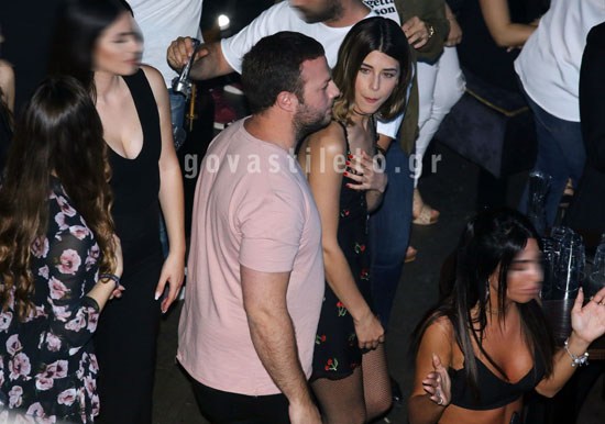 Η Demy με τον σύντροφό της σε νυχτερινή έξοδο.