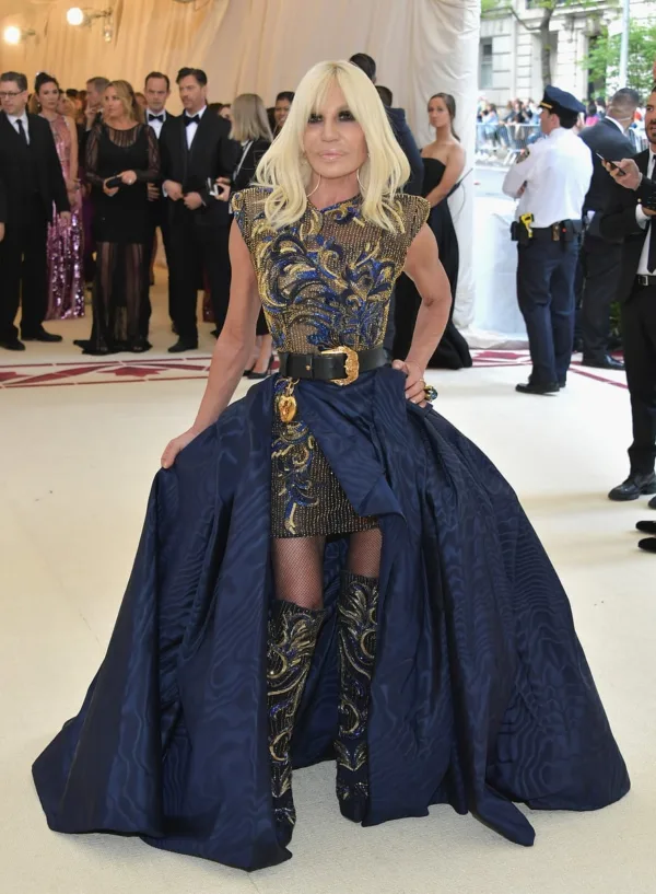 Η Donatella Versace στο Met Gala 2018 με εντυπωσιακό φόρεμα.