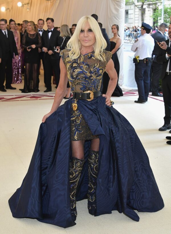 Η Donatella Versace στο Met Gala 2018 με εντυπωσιακό φόρεμα.