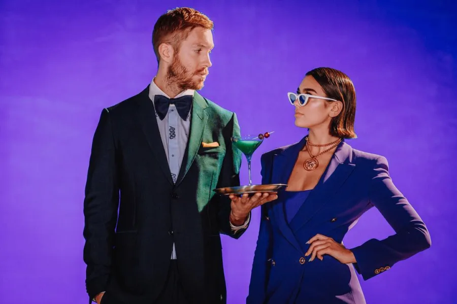 Ο Calvin Harris και η Dua Lipa σε στυλιζαρισμένη φωτογράφιση.