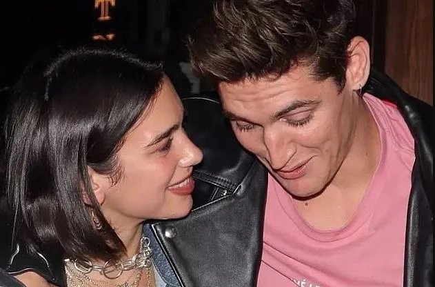 Η Dua Lipa με τον Isaac Carew σε βραδινή έξοδο.