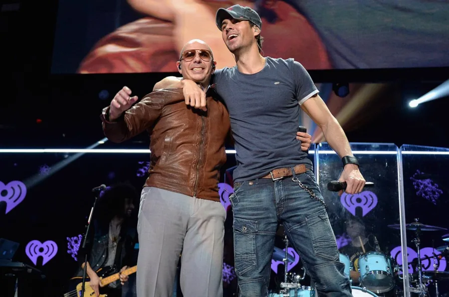 Ο Pitbull και ο Enrique Iglesias αγκαλιασμένοι σε σκηνή συναυλίας.