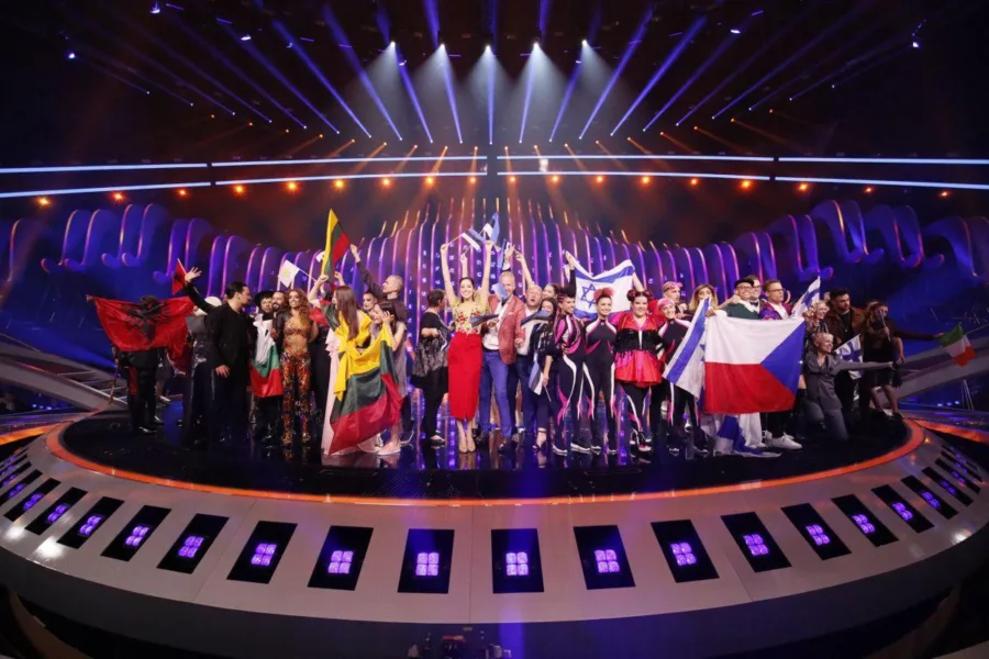 Καλλιτέχνες της Eurovision 2018 στη σκηνή με σημαίες.