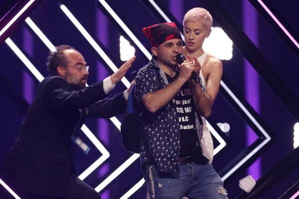 Η εκπρόσωπος του Ηνωμένου Βασιλείου τραυματίστηκε από τον τύπο που ανέβηκε στη σκηνή όσο τραγουδούσε στον τελικό